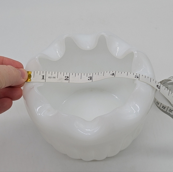Vintage Pinch Ruffle Scalloped Edge White Milk Glass Vase - Picture 7 of 8